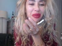 Sono uno spirito avventuroso avvolto da un fascino sensuale, una donna che sa giocare col fuoco e mantenerlo acceso. La mia curiosità mi trascina in nuove esperienze selvagge e il mio arguto ingegno rende le cose deliziosamente imprevedibili. Indosso il mio sorriso come un invito segreto e la mia sensualità danza appena sotto la superficie, in attesa del momento giusto per accendersi. La seduzione è un