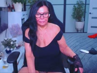 Romantic woman who loves candle light, glamorous atmosphere and sensual sex. She will make you feel like you are with a real queen