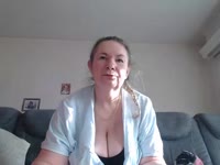 Je suis une femme "mûre" de 49 ans aimant le sexe sur toutes ses coutures,Shows spécials Messieurs en  VIP ,fist, domination Extrême , ,je possède plusieurs godes , jouets