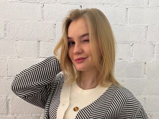 naked camgirl masturbating with dildo CamillaCapoccia