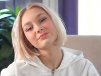 naughty camgirl masturbating with dildo ElaynePestone