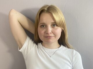 camslut showing tits HolliSom
