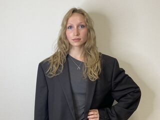 hot cam girl masturbating with vibrator IrinaVelzeboer