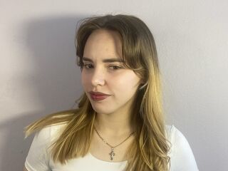 camwhore spreading pussy KeiraBau