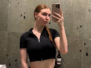 girl cam LessieNunz