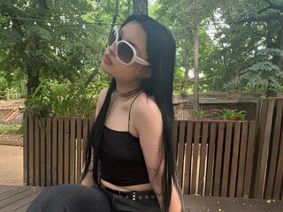 girl showing tits ShemikaGnerre