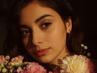 naughty cam girl fingering shaved pussy ZaylaAmin